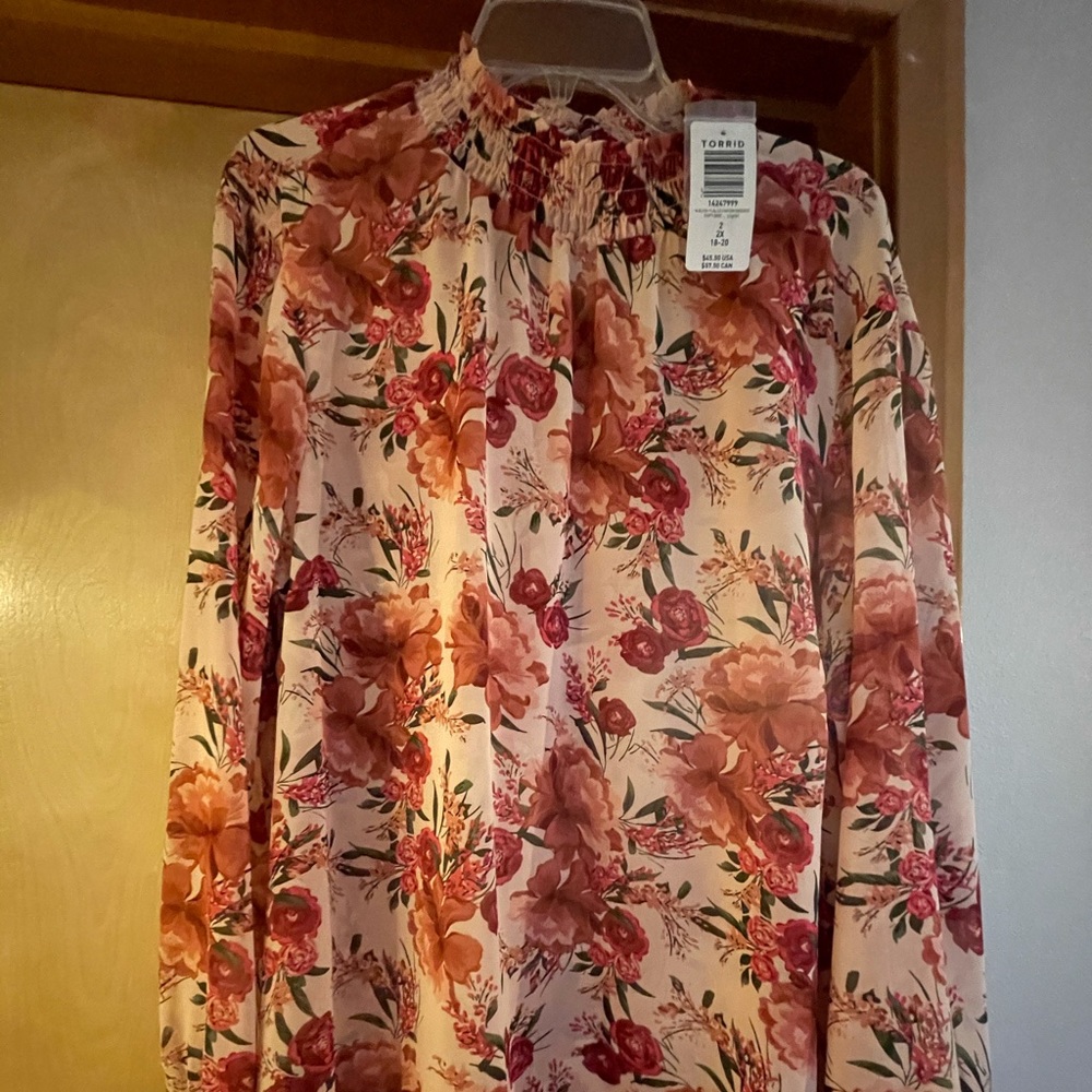 NWT 🌟TORRID🌟 Pink & Red Floral Polyester Blouse